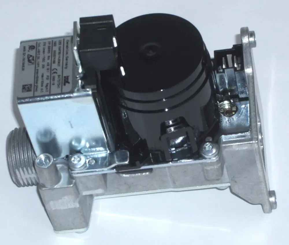 Gasventil von Daikin, bestehend aus einem schwarzen Motor und einem Metallgehäuse mit mehreren Anschlüssen, montiert auf einer weißen Unterlage.